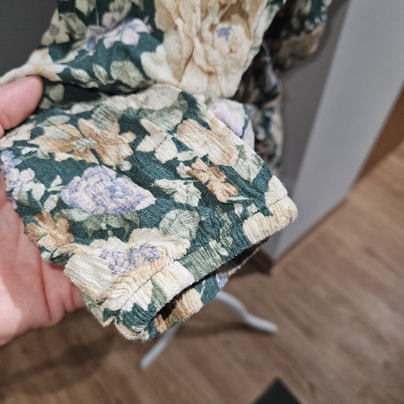 Large Floral 3/4 Sleeve Top - Picture 4 of 4